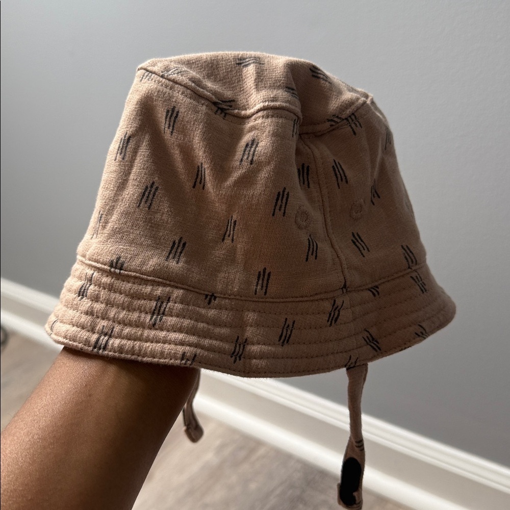Summer Crew Baby Tee with Tan Printed Shorts & Bucket Hat Size 12M - Picture 3 of 5